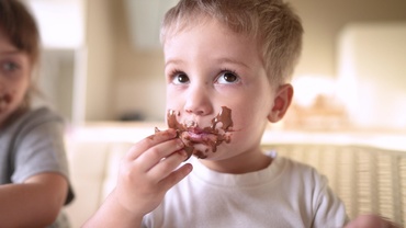 Ciocolata la copiii mici: de la ce vârstă pot mânca cei mici ciocolată și care sunt beneficiile consumului de ciocolată