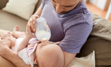 Tăticii din ziua de astăzi petrec de 3 ori mai mult timp cu copiii lor decât tăticii din generațiile anterioare