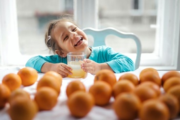 Cum convingi copiii să mănânce mai multe fructe – Iată câteva strategii foarte utile cu ajutorul cărora îi poți convinge pe cei mici să mănânce mai multe fructe!