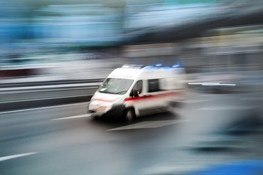 O femeie din Piatra Neamț a murit după ce a născut acasă asistată de o moașă găsită pe Facebook