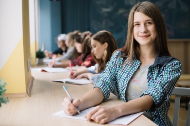 Parlamentul a adoptat noile Legi ale Educației. Este reintrodusă exmatricularea, liceele pot organiza concurs de admitere pentru ocuparea a 50% din locuri, iar religia devine materie opțională la Bacalaureat