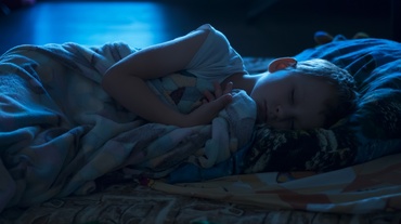 5 sfaturi pentru a-ți ajuta copilul să doarmă mai bine vara