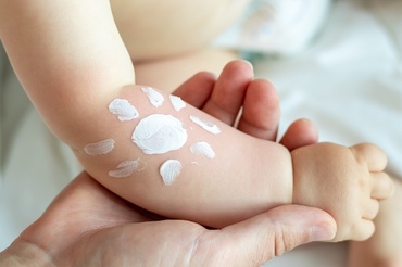 Este sigură crema cu protecție solară pentru bebelușii sub 6 luni?