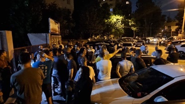 Cozi infernale la înscrierea la grădiniță. Părinții stau la coadă pe scaune aduse de acasă