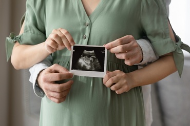 Una din cinci femei rămâne însărcinată în mod natural, după ce a născut un copil conceput cu FIV, spune un nou studiu