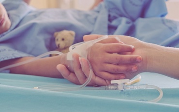 „Fetița mea nu vedea scrisul la tablă și medicul oftalmolog i-a zis că suferă de ochi leneși. Acum copilul meu e pe moarte”