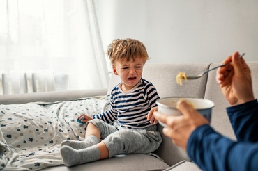 Nu mai forța copilul să mănânce tot din farfurie. Află de ce