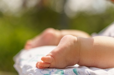 Canicula este deosebit de periculoasă pentru bebeluși și copii mici. Iată cum să îi protejezi