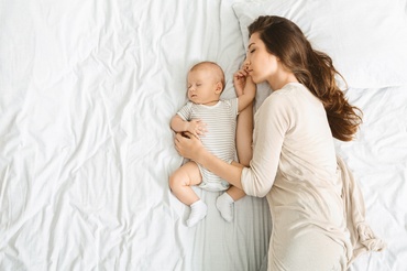 Co-sleepingul: pro sau contra? Adevărul despre riscurile co-sleepingului