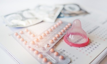 Metoda contraceptivă postpartum care este mai eficientă decât prezervativele sau pilulele contraceptive