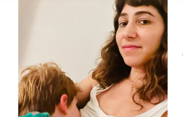 Această mamă intenționează să nu se oprească din a-și alăpta băiețelul de 4 ani. Iată de ce