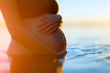 Imagini uluitoare: O mămică a născut în Oceanul Pacific
