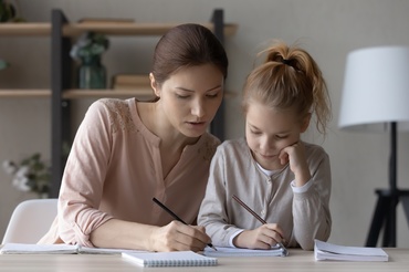 Cum motivăm copilul să-și facă temele? 6 sfaturi practice