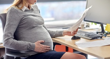 Munca în schimburi și programul lung de lucru cresc semnificativ riscul de naștere prematură, arată un nou studiu
