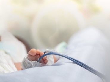 Un bebeluș din Marea Britanie a murit din cauză că medicii nu i-au făcut o injecție de rutină