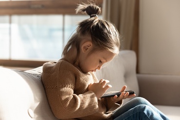 De ce este bine să amâni cât mai mult posibil achiziționarea unui telefon pentru copilul tău? Experții ne răspund