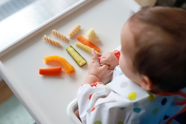 Diversificarea bebelușului: Ce se poate întâmpla, dacă îi dai copilului alimente solide în loc de piureuri?
