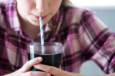 Studiu nou: Copiii care consumă zilnic băuturi cu cofeină au mai multe șanse să încerce să consume și alcool, în decurs de un an