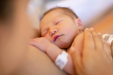 Bebelușii plâng mai puțin dacă fac contact piele-pe-piele cu mamele lor, conform psihologilor
