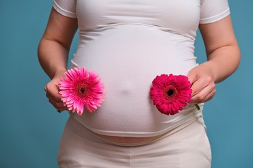 O femeie din Alabama are două utere și poartă câte o sarcină în fiecare dintre ele. Mămica ar trebui să nască la sfârșitul acestui an