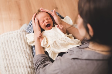 Gestul emoționant pe care l-au făcut vecinii pentru familia al cărui nou-născut plângea des