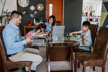 Acțiune fără precedent, în România: doi părinți, condamnați la închisoare pentru homeschooling