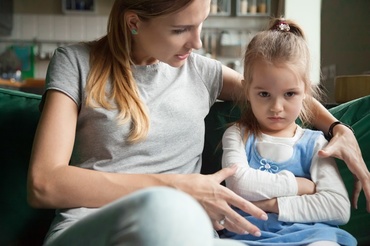 Cele 3 cuvinte simple pe care să le folosești cu copilul tău, ca să scapi de cicăleli și de negocieri