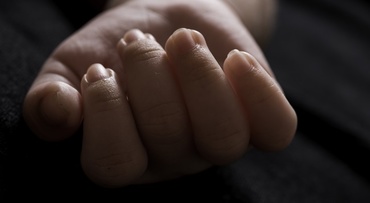 Nou-născut mort, după ce medicul a sărit cu picioarele pe burta mamei, care era în travaliu