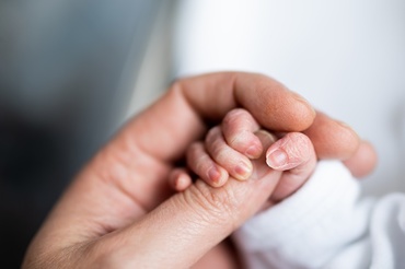 Și-a salvat copilul de doar 10 zile, datorită instinctului matern. Doctorii îi spuneau că totul este în regulă