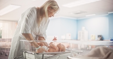 Nou-născuți schimbați la Maternitatea Ploiești. Mama unei fetițe a plecat din greșeală cu copilul altei mame