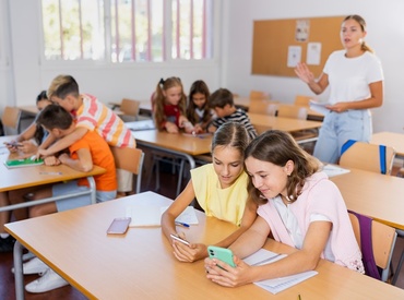 Țara din Europa care a interzis telefoanele mobile chiar și în pauze. Ministrul Educației: Școlile sunt locuri în care copiii trebuie să învețe