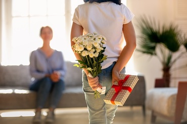 Mărțișorul nu e șpagă. E un semn de recunoștință prin care copilul învață să își arate aprecierea