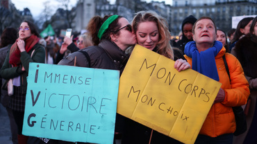 Premieră mondială: Franța introduce în Constituție dreptul la avort