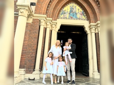 Laura Cosoi a sărbătorit Paștele catolic alături de familia ei. Și în 2022, de Paște, era tot însărcinată– Galerie Foto atunci și acum