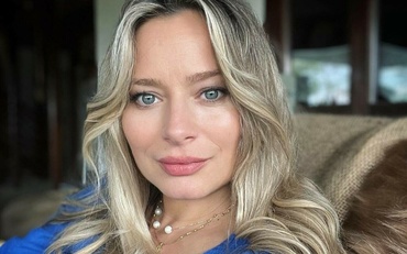 Laura Cosoi, cu burtica la vedere într-o rochie de 50 lei. "De mult nu am mai purtat o rochie atât de feminină" - FOTO