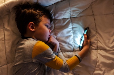 Cum telefoanele mobile „îi omoară” pe copiii noștri și ce putem face pentru a-i ajuta