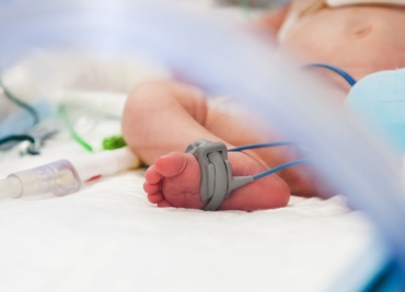 Bebeluș de doar 2 luni, bătut până la comă de mama, cadru militar. Femeia a fost arestată preventiv