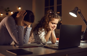 Cum să te relaxezi și să reduci stresul în timpul examenelor copilului tău