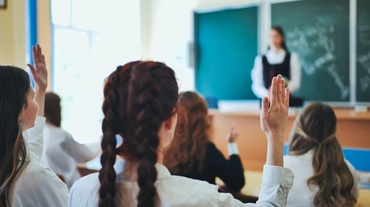 Burse pentru anul școlar 2024-2025. Primesc bani primi 30 % dintre elevii unei clase. Cum vor fi virați