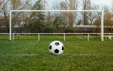 Un copil de 8 ani din Suceava a murit, după ce o poartă de la un teren de fotbal a căzut peste el, lovindu-l la cap