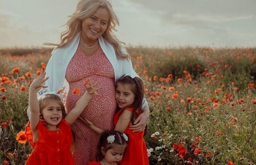 Laura Cosoi, pe ultima sută de metri, cu sarcina. „Aș vrea să nu mă mai întrebe nimeni „cat mai ai?” sau să spună „ce burtă mare ai”