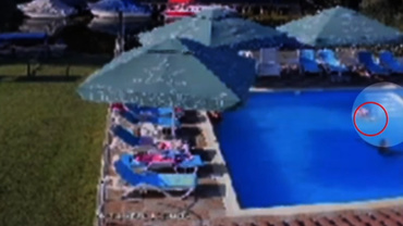 Un copil de 3 ani s-a înecat într-o piscină din Deltă, înconjurat de adulți. Intrase în apă cu colacul