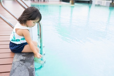 Atenție, părinți! Sfaturi pentru siguranța copiilor la piscină