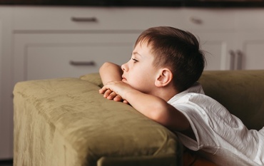 Ce să nu îi spui niciodată unui copil introvertit: ghid pentru părinți și educatori