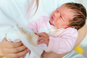 Refluxul gastroesofagian la bebeluși: semne, cauze și soluții