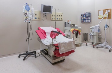 O femeie a murit în urma unui avort, după ce legislația strictă i-a împiedicat accesul la o intervenție medicală de urgență