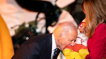 Moment viral la Casa Albă. Joe Biden a „mușcat” un bebeluș îmbrăcat în pui, la petrecerea de Halloween - VIDEO