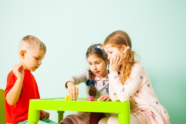 3 strategii pentru a-ți ajuta copilul să accepte pierderea la jocuri