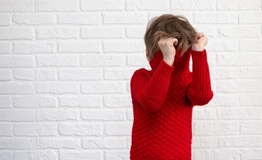 Timiditatea la copii: Cum să o deosebești de introversie și ce poți face pentru a-l ajuta pe cel mic să devină îndrăznet
