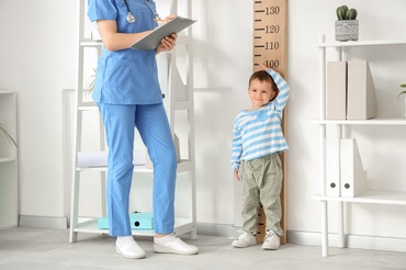 Ce înălțime va avea copilul tău când va deveni adult? Formula de calcul, alimente și sporturi care stimulează creșterea